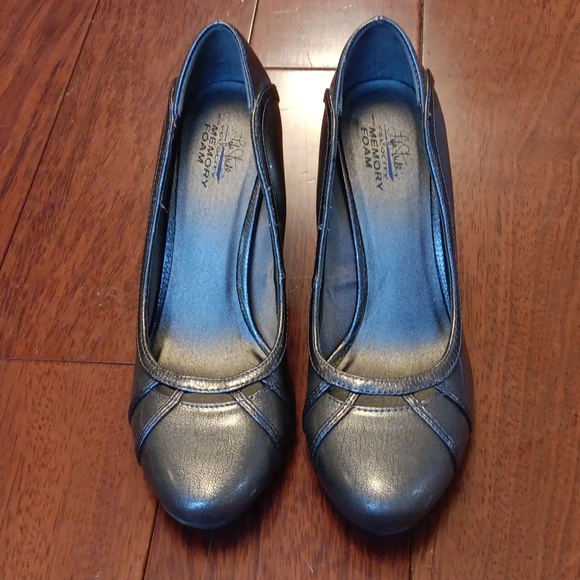 Silver Heels - Picture 2 of 4